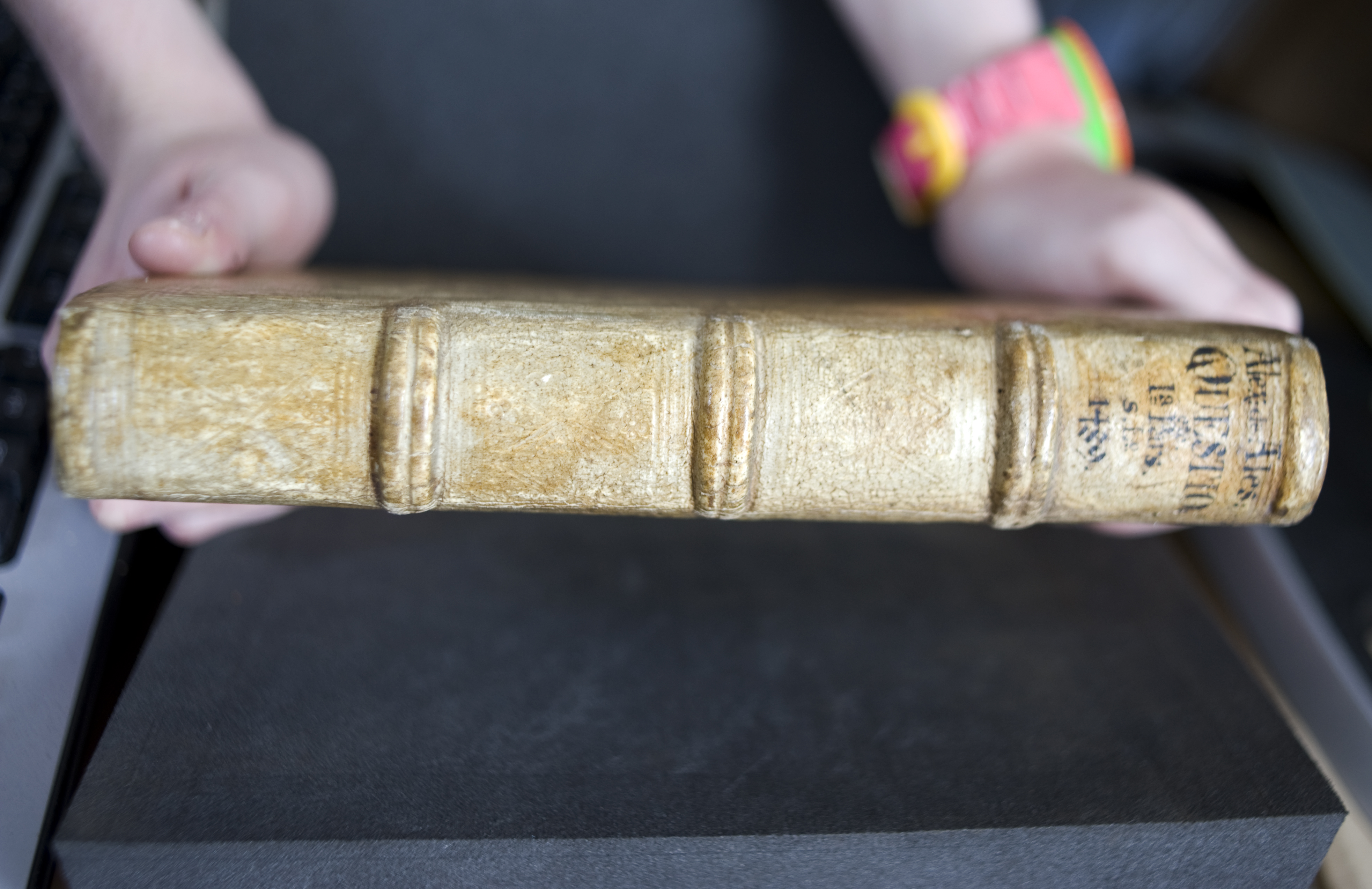 The spine of St Andrews' copy of vol. 1 of the 1489 printing of Alexander of Hales's Summa universae theologiae