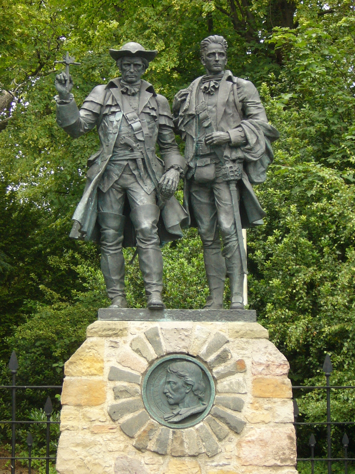 Statue of Alan Breck Stewart and David Balfour at Corstorphine, Edinburgh (photo by Kim Traynor)