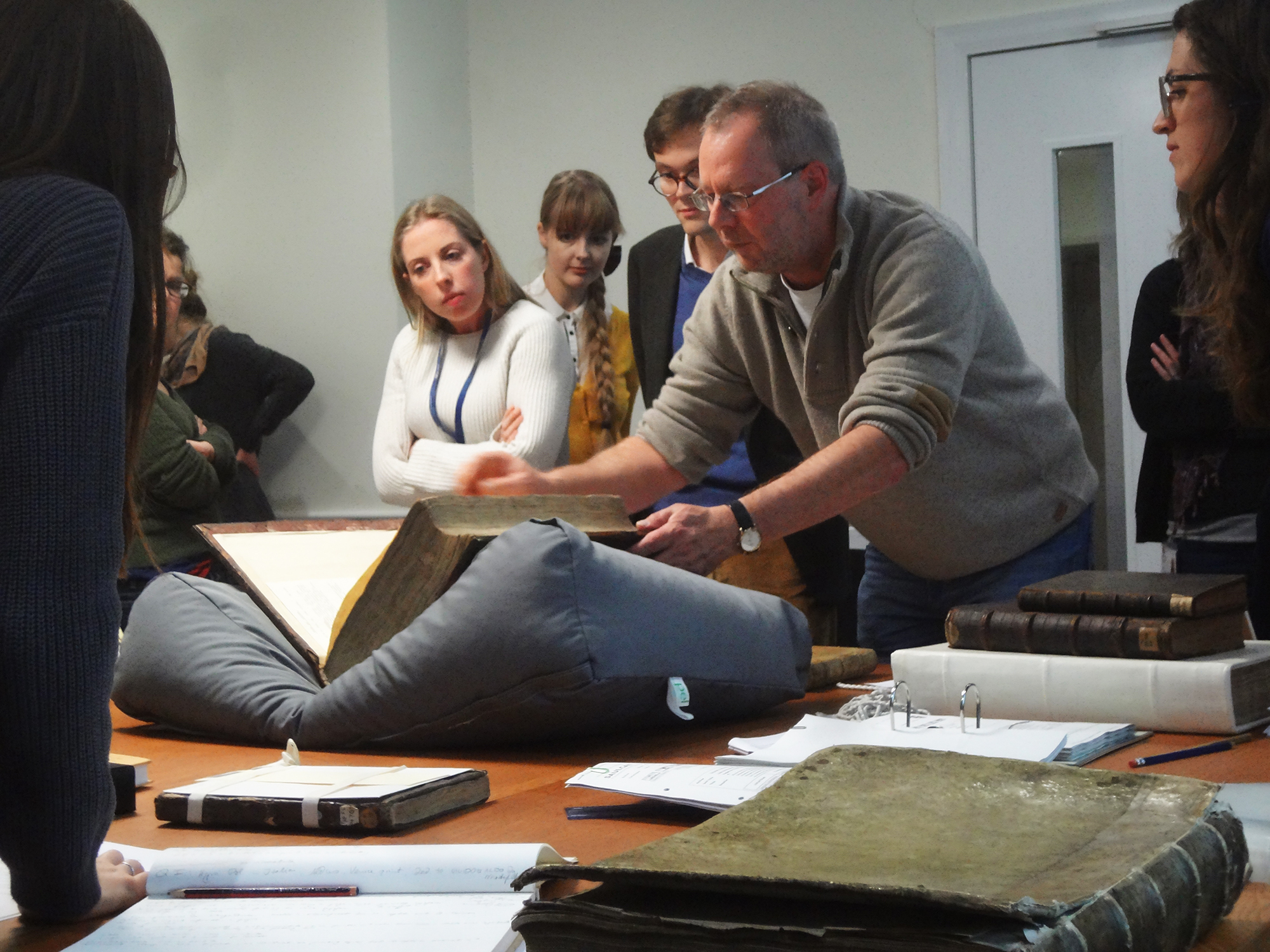 Dr Eisermann works through on of St Andrews' copies of the 1481 Koberger edition of Duns Scotus with the workshop attendants.