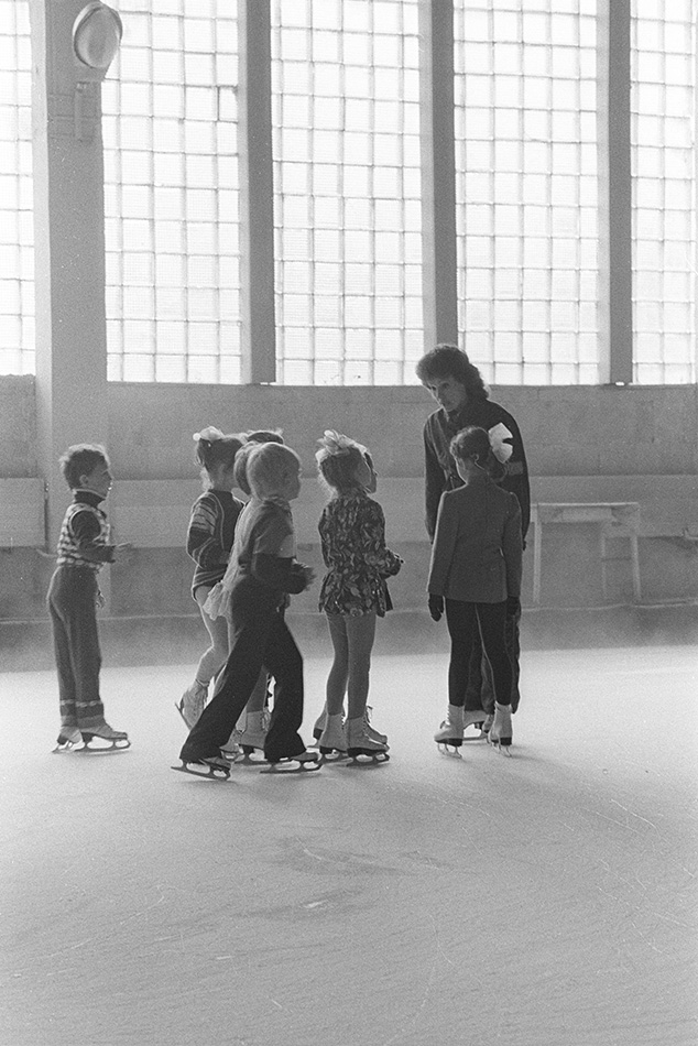 Soviet ice skating class, by Franki Raffles, 1989 [2014-4-105-10a]. ©Franki Raffles Estate 