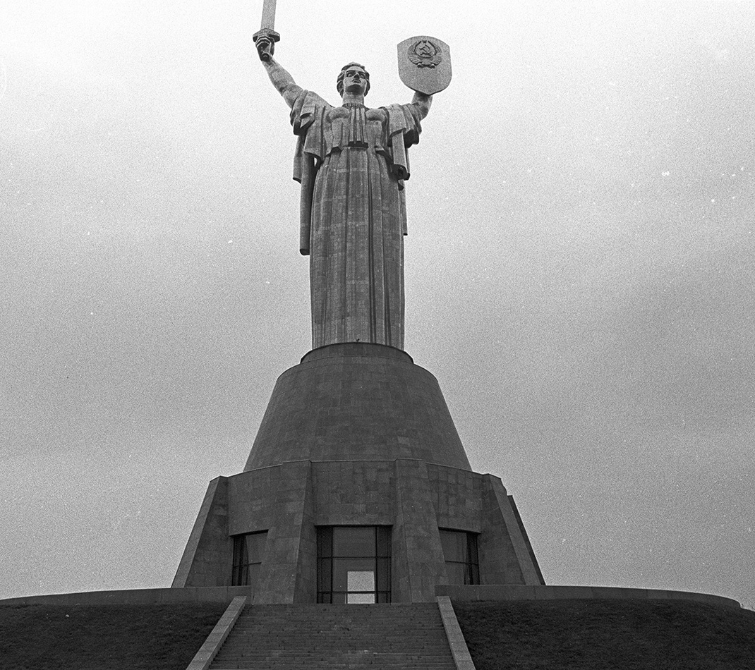 Soviet woman statue, by Franki Raffles, 1989 [2014-4-053-18a]. ©Franki Raffles Estate
