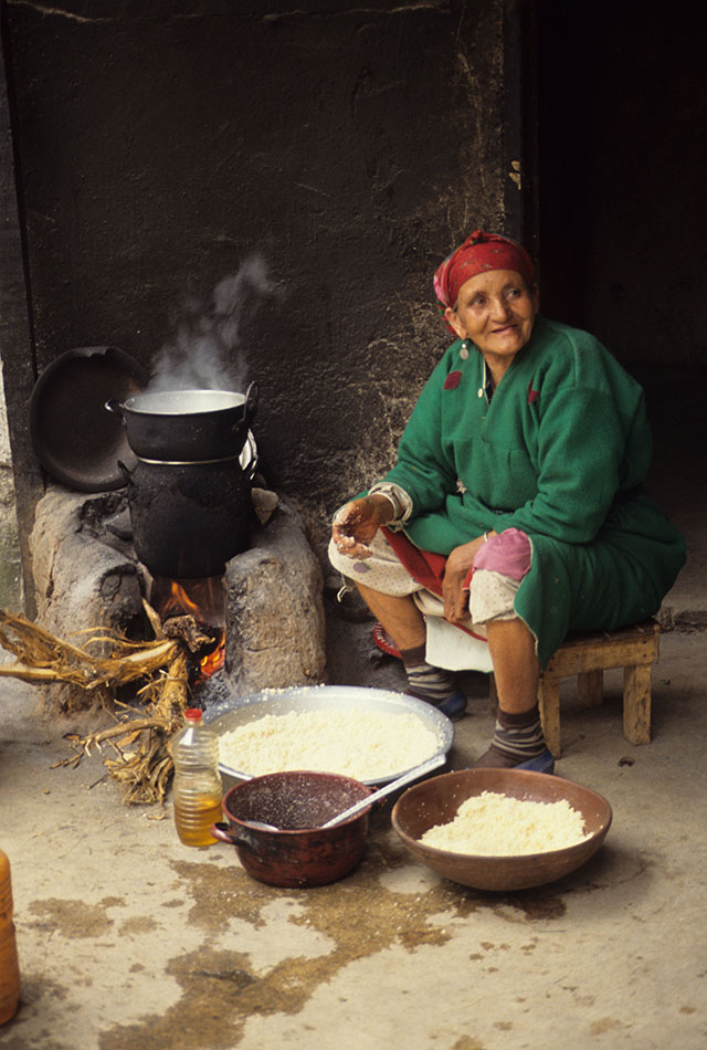 HMB-1686 Granny making couscous, Tagmout_1