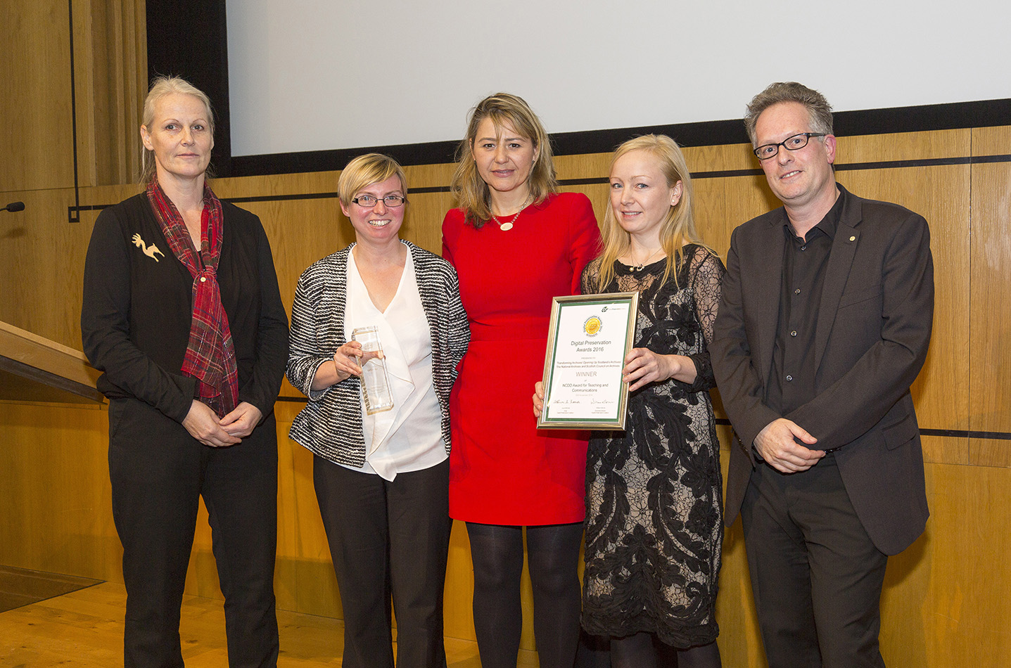 Marcel Ras of the NCDD and Margriet van Gorsel of the Dutch National Archives present Emma Stagg (The National Archives), Audrey Wilson and Victoria Brown (both Scottish Council on Archives) with the Award for Teaching and Communications, for their joint project ‘Transforming Archives/Opening up Scotland’s Archives’